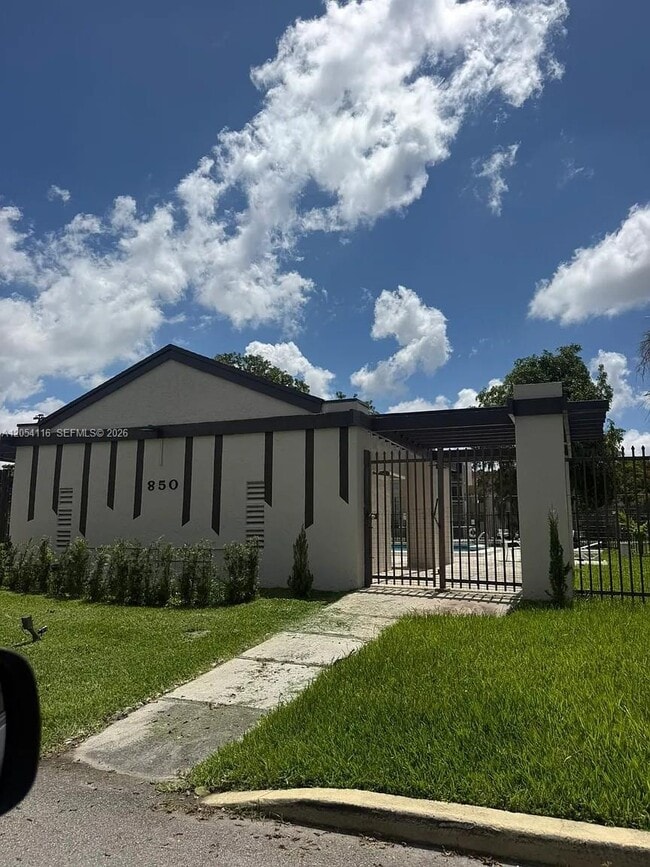 Building Photo - 8881 Fontainebleau Blvd
