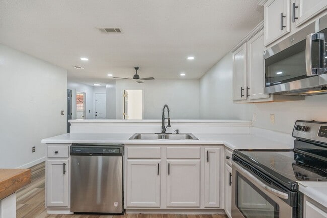 Building Photo - North Crestview Home!