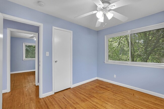 Building Photo - Beautiful, Newly Renovated 5 Bed 2 Bath si...