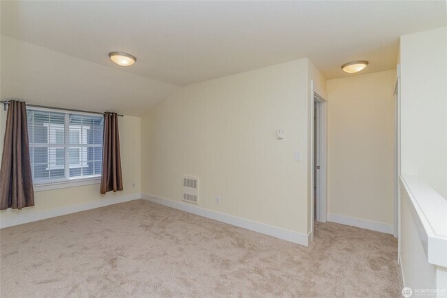 Building Photo - 2Bd/2.5Ba Issaquah Home