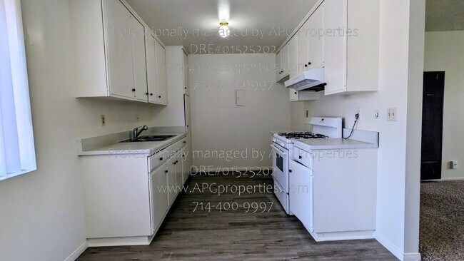 Building Photo - 1810 W Greenleaf Ave
