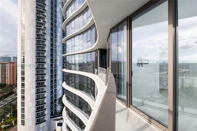 Building Photo - 15701 Collins Ave