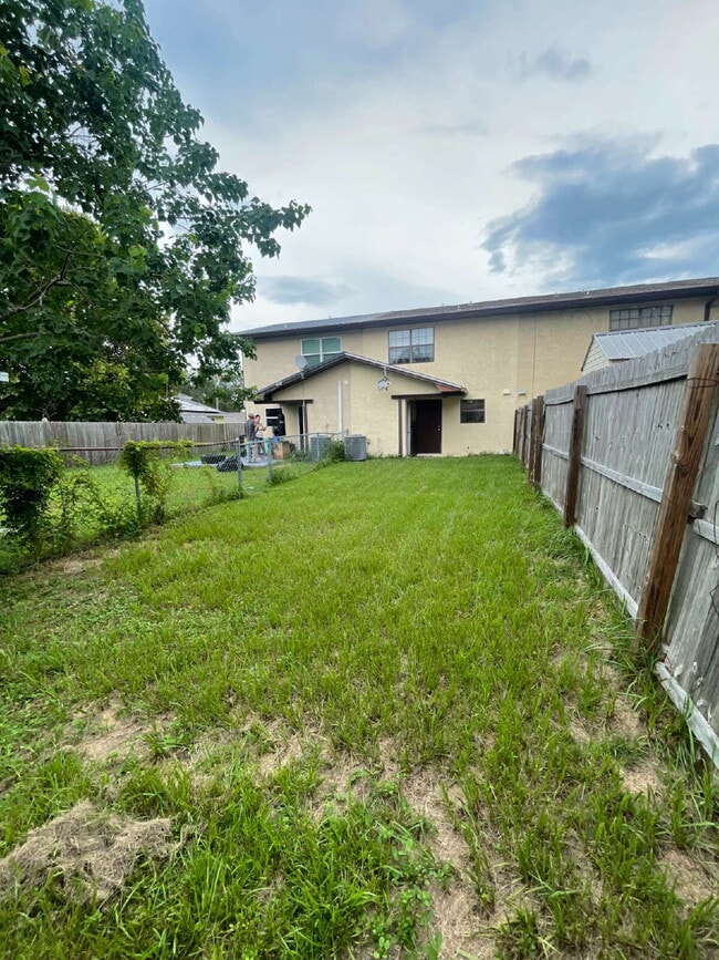 Building Photo - 2/1.5 Townhouse, Fenced Backyard, Located ...