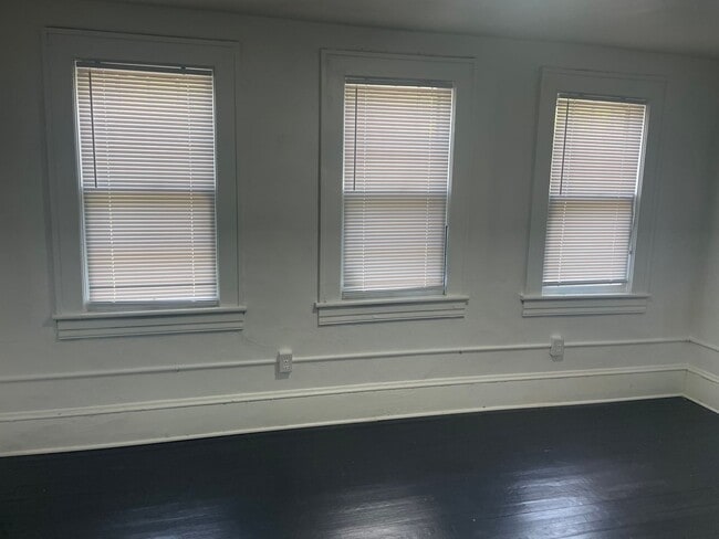 Building Photo - 3 bedroom 1 bath house for rent