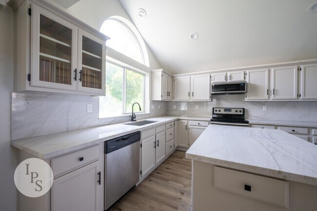 Building Photo - Fresno CUSD Home, 4BR/3BA, Newly Remodeled...