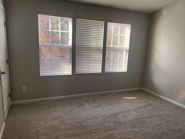 Building Photo - Spacious 2BR/3BA Townhome in Rennaisance Park near Downtown Raleigh