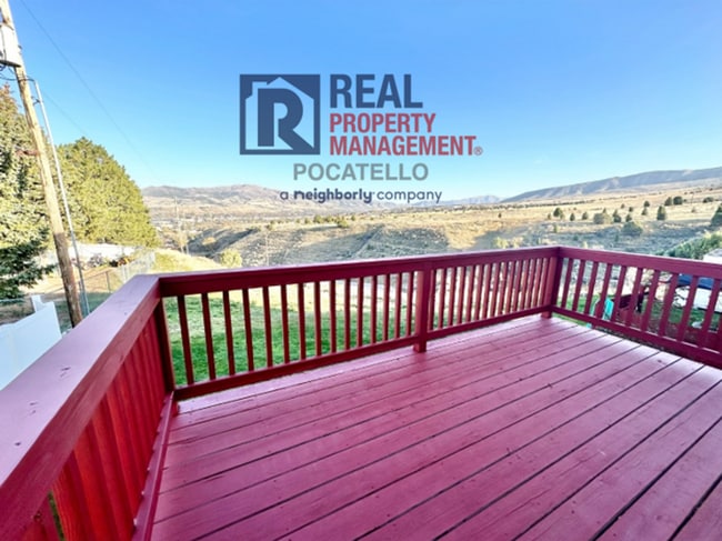 Building Photo - Updated 3 Bedroom 2 bath Townhome