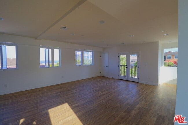 Building Photo - 778 W 25th St