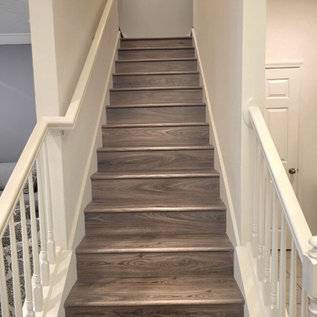 Building Photo - 3bed/2.5 Bths Townhome in Fishhawk. Lots o...