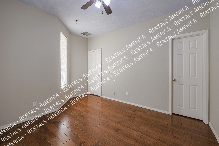 Building Photo - 1705 E Aloe Pl