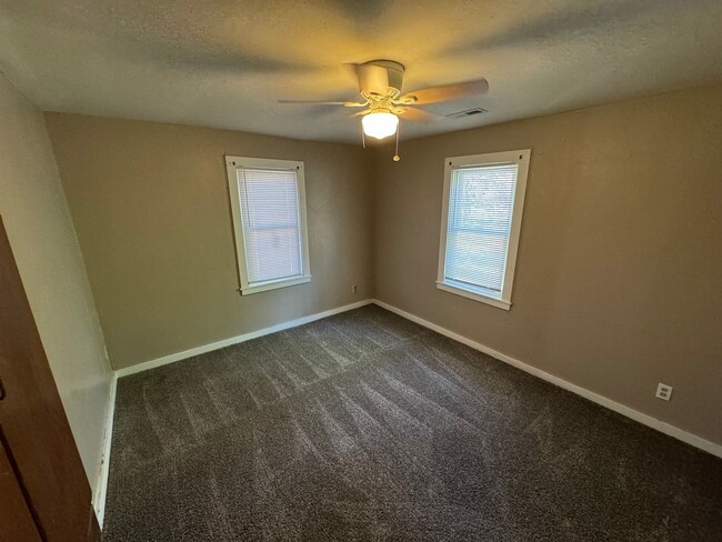 Building Photo - $875 - 3 bedroom/ 1.5 bathroom - Single Fa...