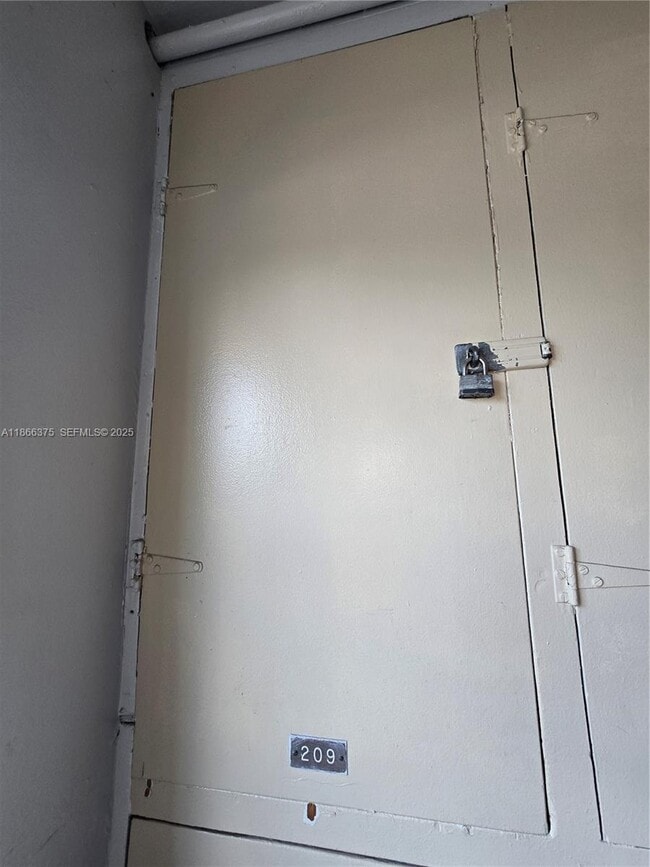 Building Photo - 120 ROYAL PALM Rd