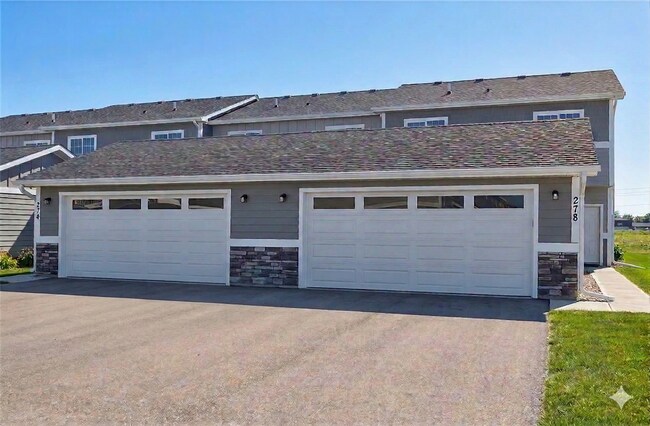 Building Photo - 3 Bed 3 Bath Townhouse Close to the YMCA and New Waukee Area