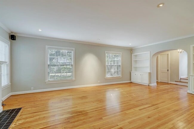 Building Photo - 2044 Addison Rd