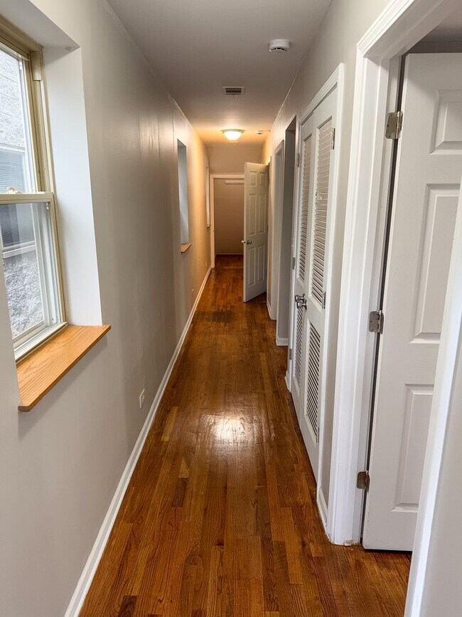 Building Photo - Sunny and Spacious 3 Bed, 2 Bath