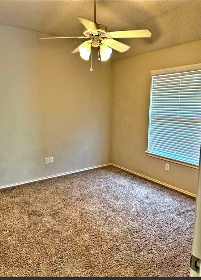 Building Photo - 9706 Vernon Ave