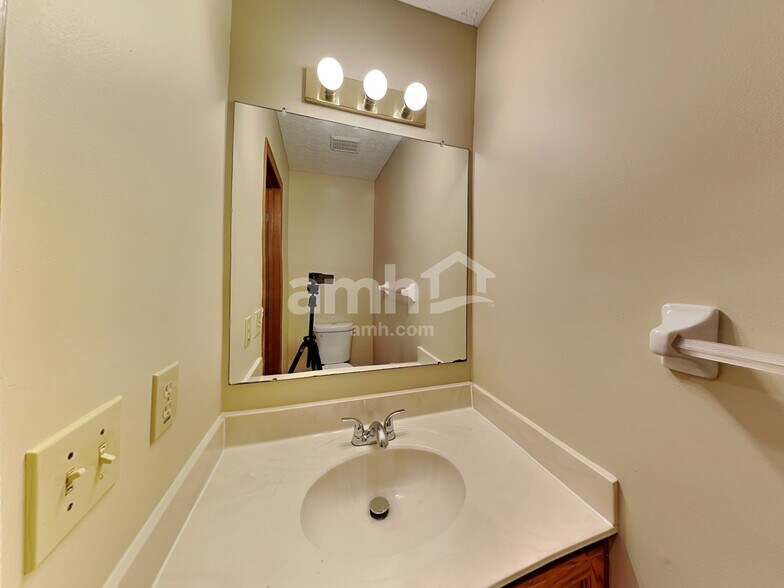 Building Photo - 8190 Pelham Dr