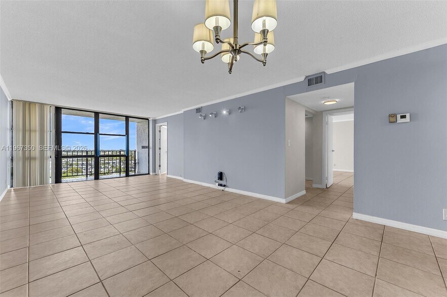 Building Photo - 800 Parkview Dr