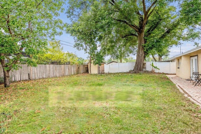 Building Photo - 2721 Raeford Rd