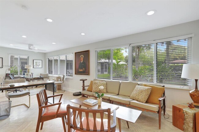 Building Photo - 1128 W Cypress Dr