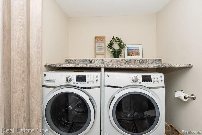 Building Photo - 333 N Helen Ave