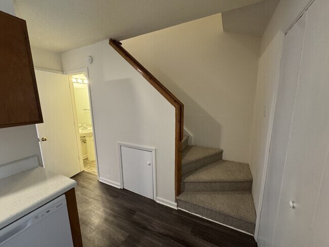 Building Photo - 2 bed 1.5 Bath
