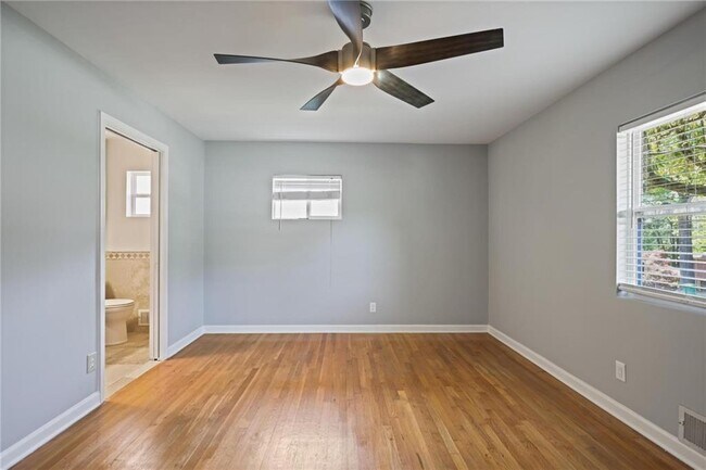 Building Photo - 2311 Robin Ln SE