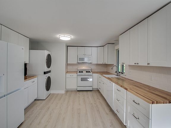 Building Photo - 1865 Maple Dr