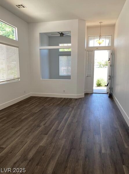 Building Photo - Single story home in gated community!