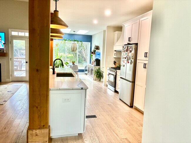 Building Photo - 427 Lakeview Dr