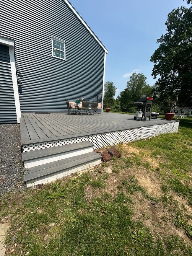 Building Photo - Beautiful renovated 5 bedroom 2.5 bath sin...