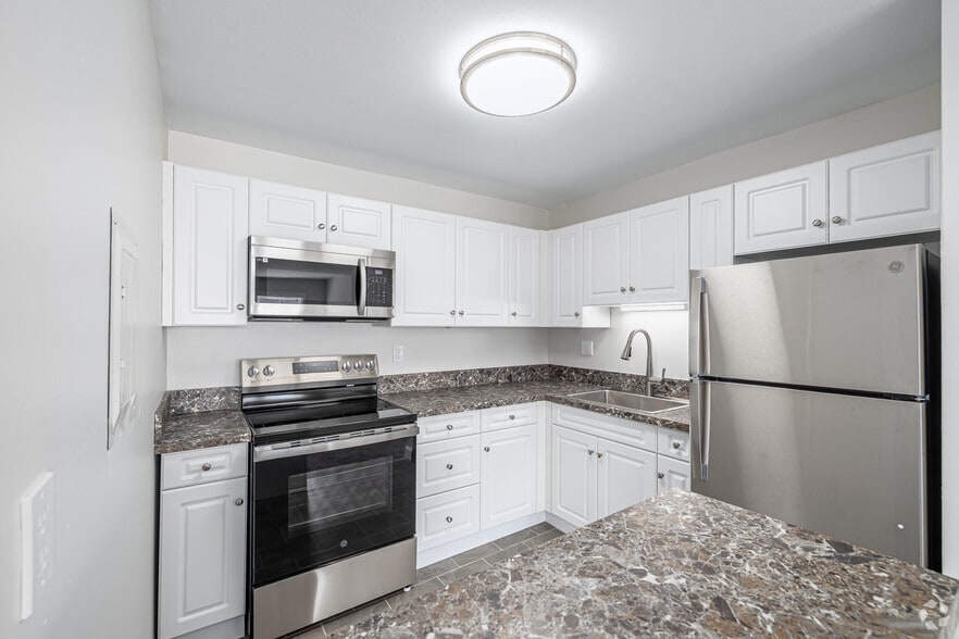 1BR, 1BA - Kitchen - Holiday Manor