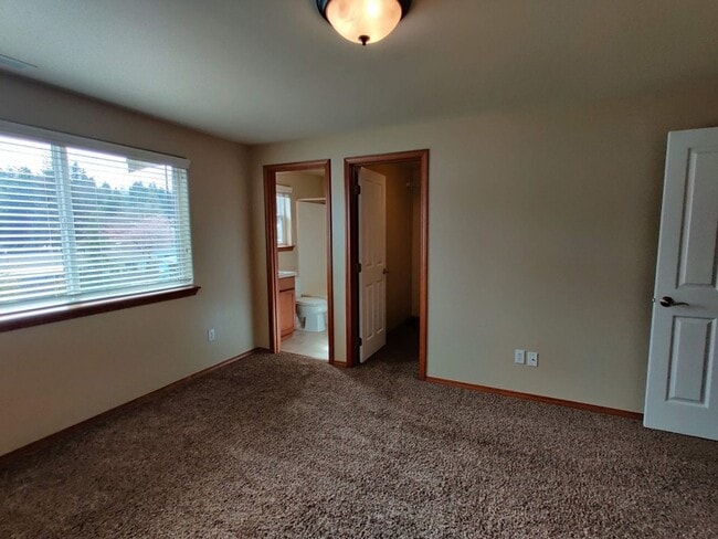 Building Photo - Tumwater Hill Town Home