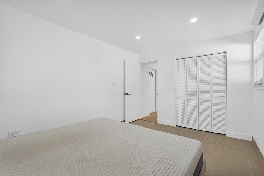 Building Photo - 2419 Coolidge St