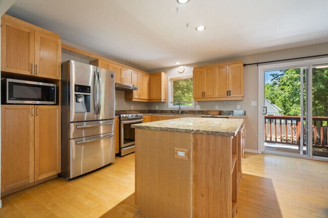 Building Photo - 28 Shoals View Dr