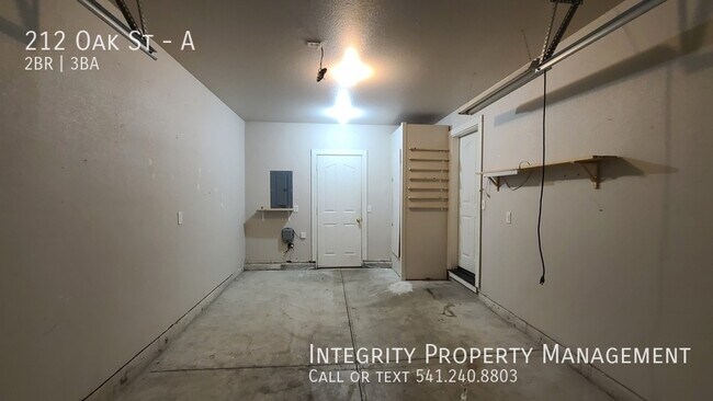 Building Photo - 212 Oak St
