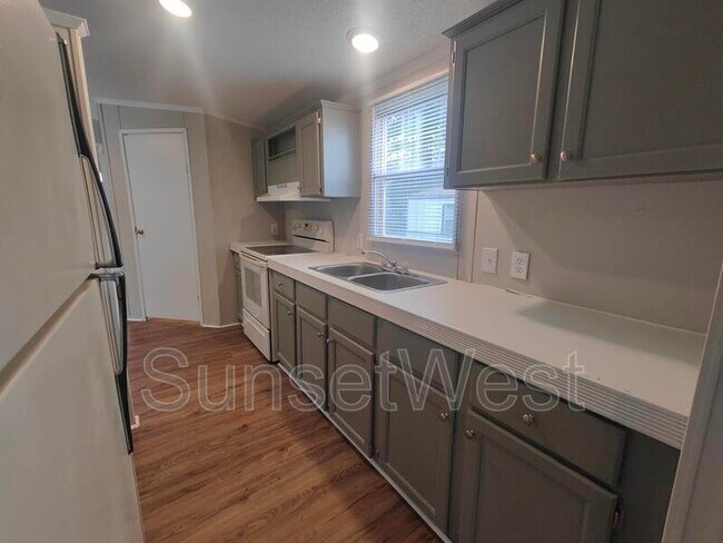 Building Photo - 193 Sunshine Dr