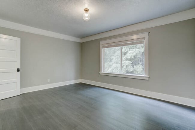 Building Photo - St. Johns Gorgeous Renovated Top Floor Studio