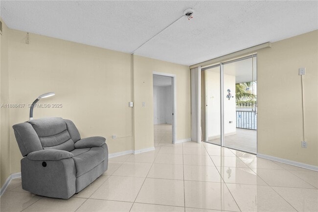 Building Photo - 2999 Point E Dr