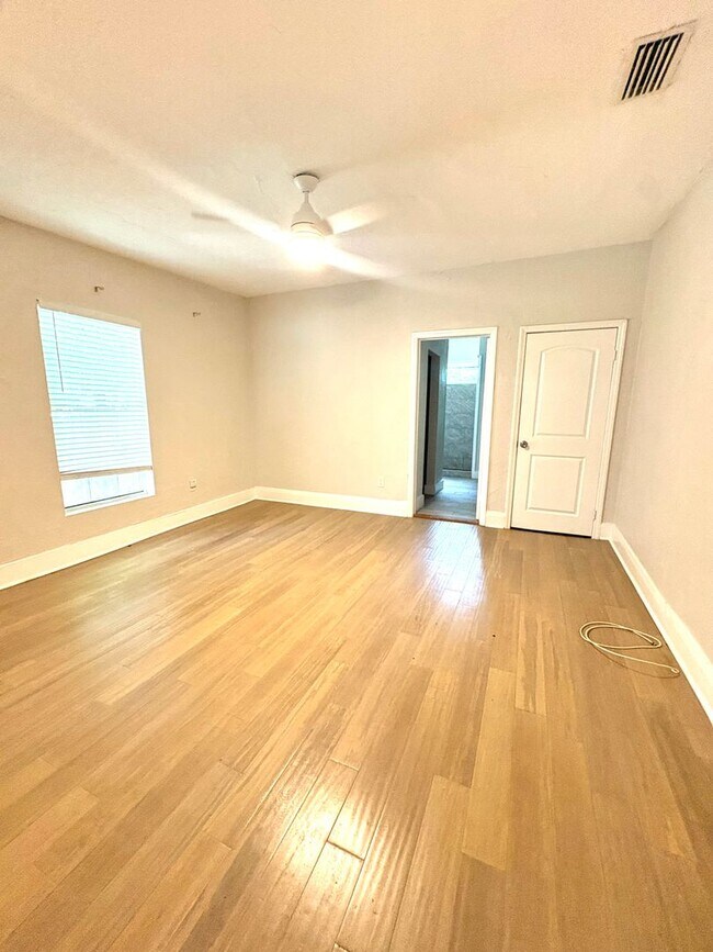 Building Photo - 3/2 Historic Home Available NOW!