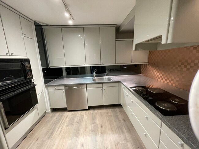 Building Photo - 1 Gold St