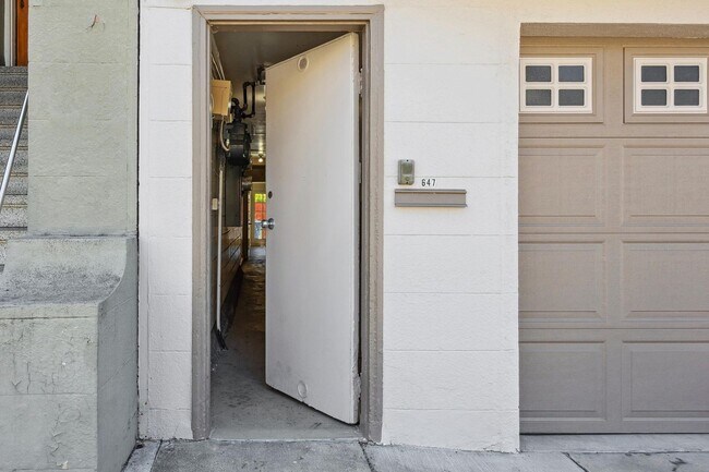 Building Photo - 647 18th Ave