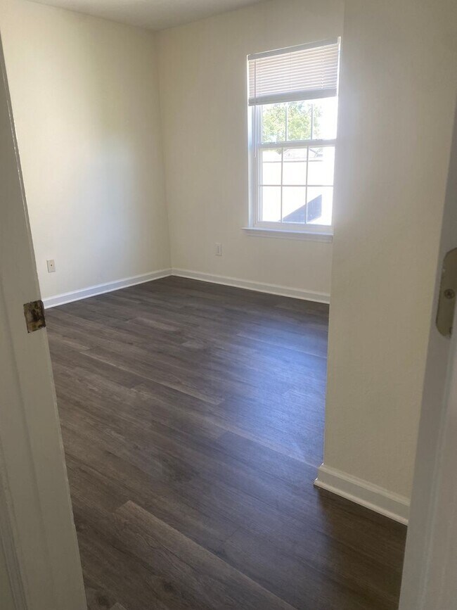 Building Photo - Lovely 3 Bed, 2.5 Bath Home in the golf community of Inverness, just off of River Oaks Drive - co...