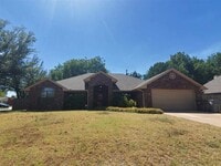 Building Photo - 2802 NE Scottsdale Cir