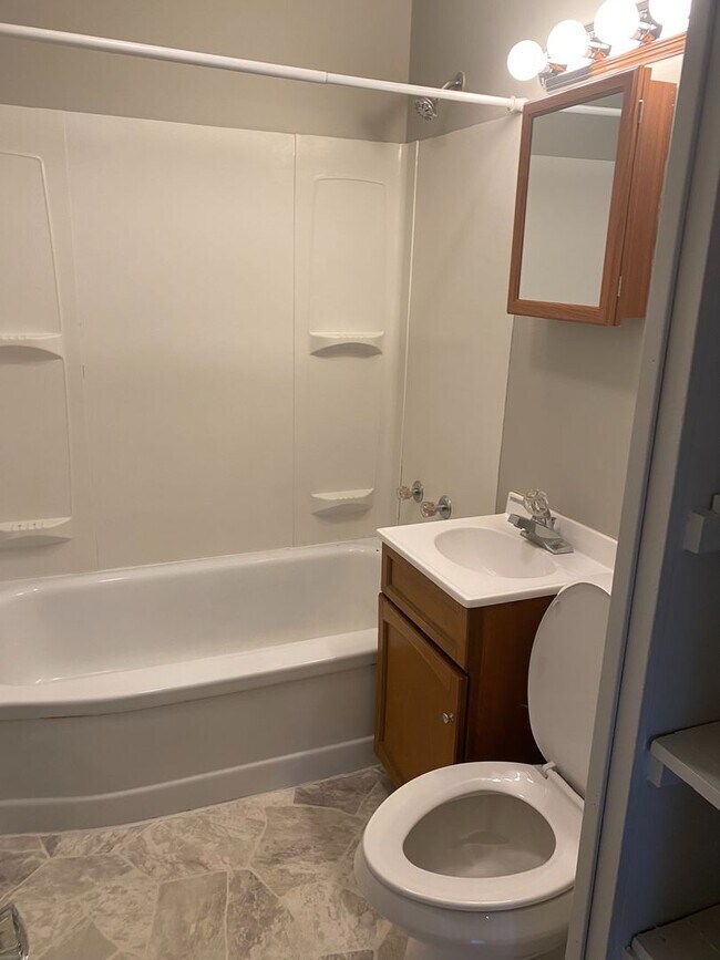 Building Photo - Beautiful single family, hardwood floors, fenced in back yard, 1 car garage.