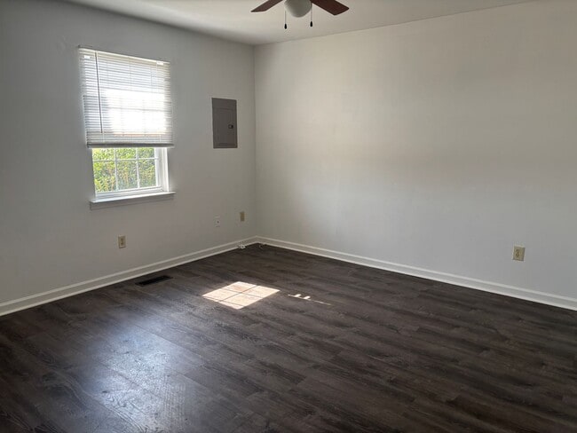 Building Photo - 2 br 1 ba Duplex