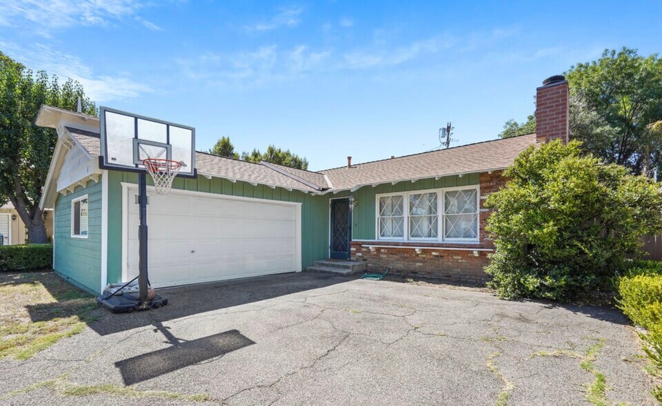 Building Photo - 22712 Leonora Dr