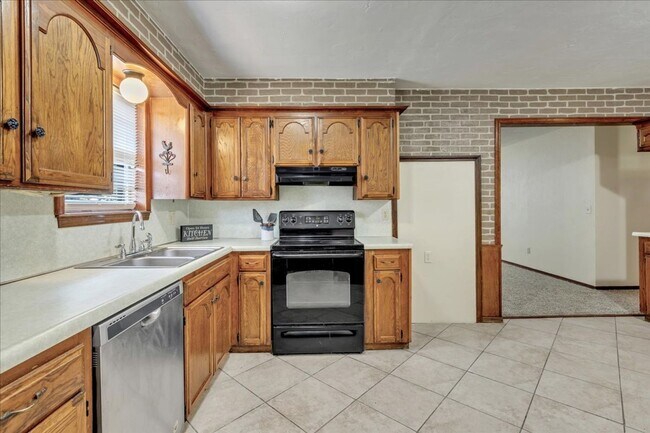 Building Photo - Huge Living Room with Fireplace!!!