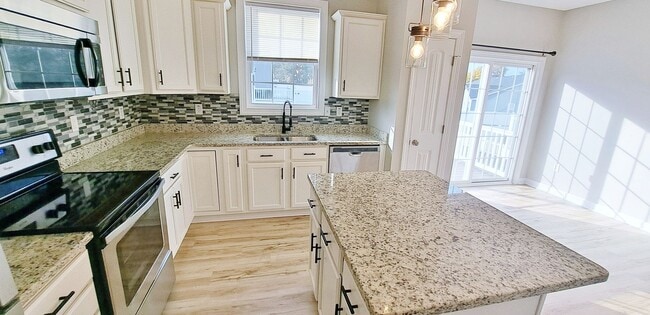 Building Photo - 3 Bed / 2-1/2 Bath Single Family Townhome w/1-Car Garage