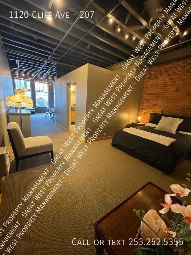 Building Photo - 1120 E Cliff Ave